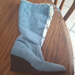 Blue suede knee-high boots with fur lining